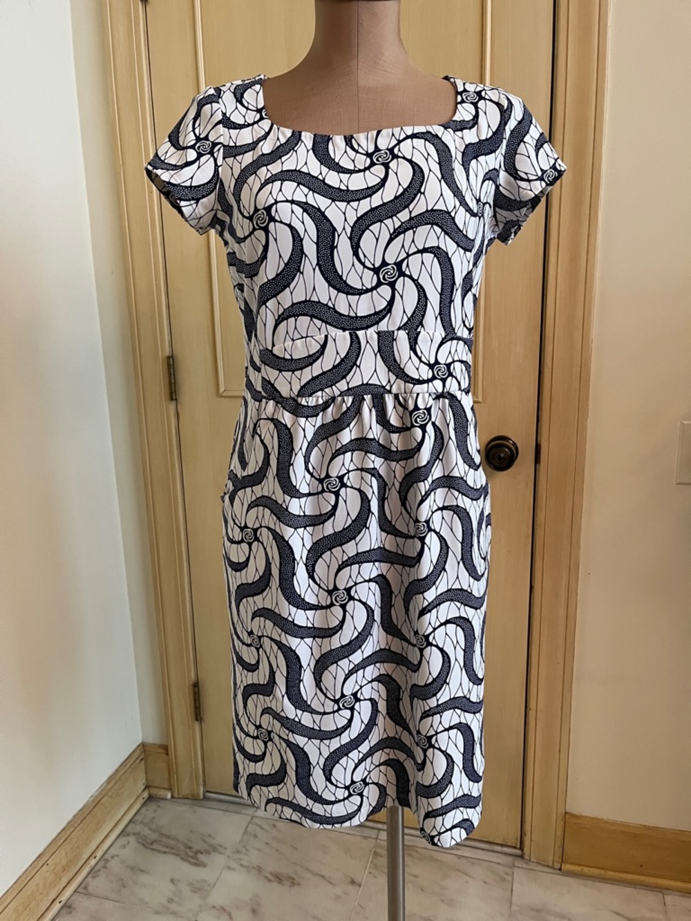 J. MCLAUGHLIN Coastal Preppy Career Catalina Navy/White Swirl Short SLV Dress M